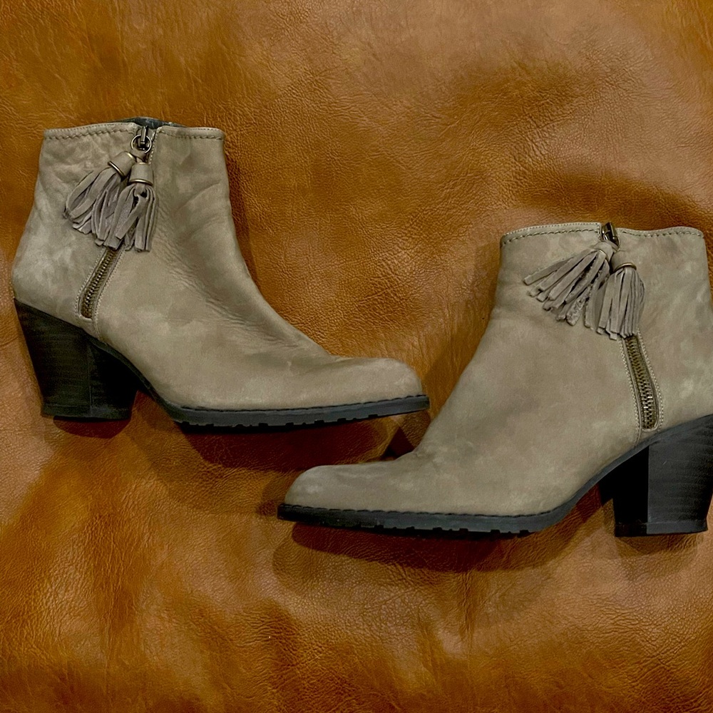 Stuart Weitzman Suede Prancing Tassel Block Heel … - image 4